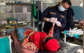 हेलम्बु र मेलम्चीवासीको उपचारमा नेपाल प्रहरी अस्पतालका चिकित्सक, विशेषज्ञ टोलीले निःशुल्क उपचार गर्दै